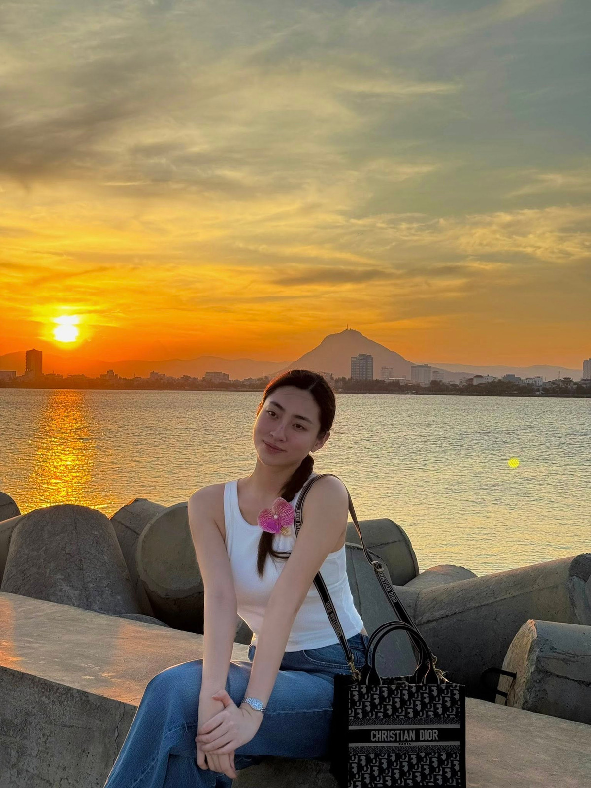 Lương Thùy Linh check in ở địa điểm nổi tiếng tại Phú Yên. Hoa hậu khoe chiếc túi xách gần trăm triệu đồng mới bổ sung vào tủ. Ảnh: FB Lương Thùy Linh