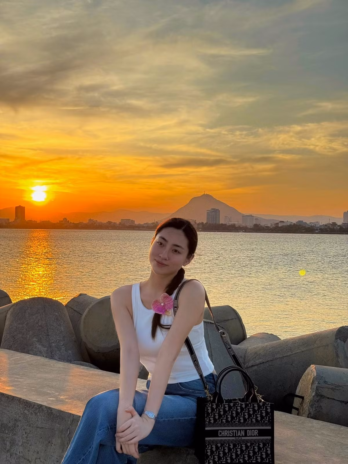 Lương Thùy Linh check in ở địa điểm nổi tiếng tại Phú Yên. Hoa hậu khoe chiếc túi xách gần trăm triệu đồng mới bổ sung vào tủ. Ảnh: FB Lương Thùy Linh