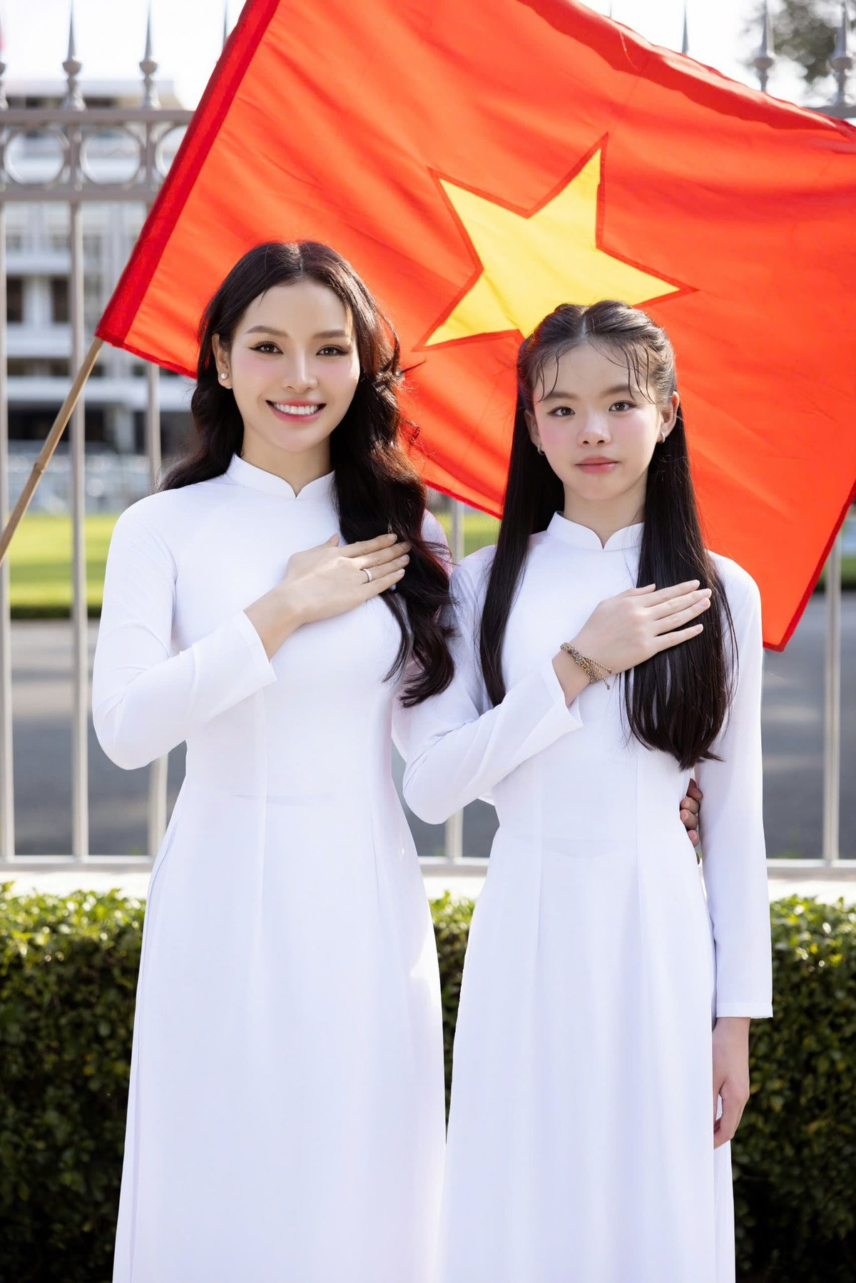 Nhân dịp lễ 30/4, Phương Trinh Jolie chọn cách đưa con gái đến Dinh Độc Lập để chụp ảnh áo dài. Ảnh: FB Phương Trinh Jolie