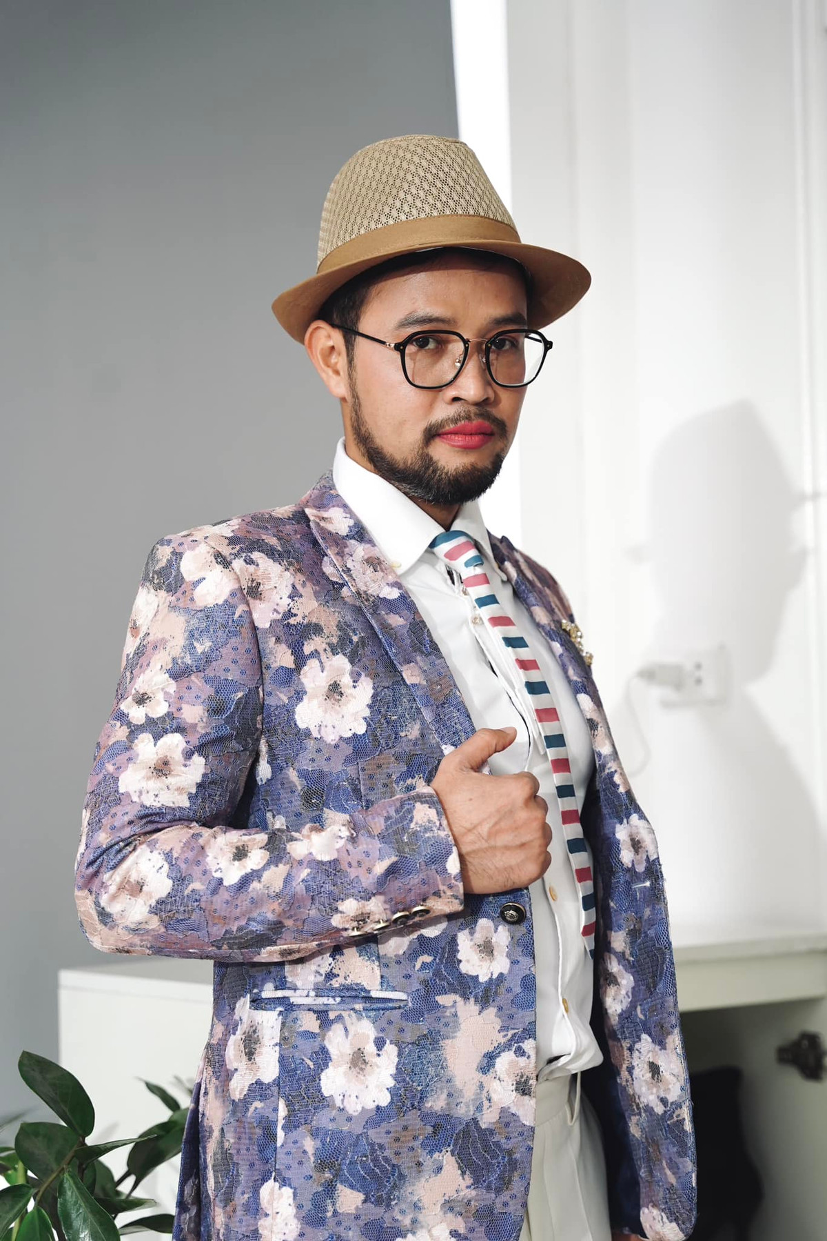 NSƯT Thái Sơn sinh năm 1983, quê ở Hưng Yên. Tốt nghiệp năm 2006, anh đầu quân cho Nhà hát Chèo Việt Nam. Bên cạnh đó, Thái Sơn sớm bộc lộ sở trường với các vai diễn hài. Ảnh: FB Thái Sơn