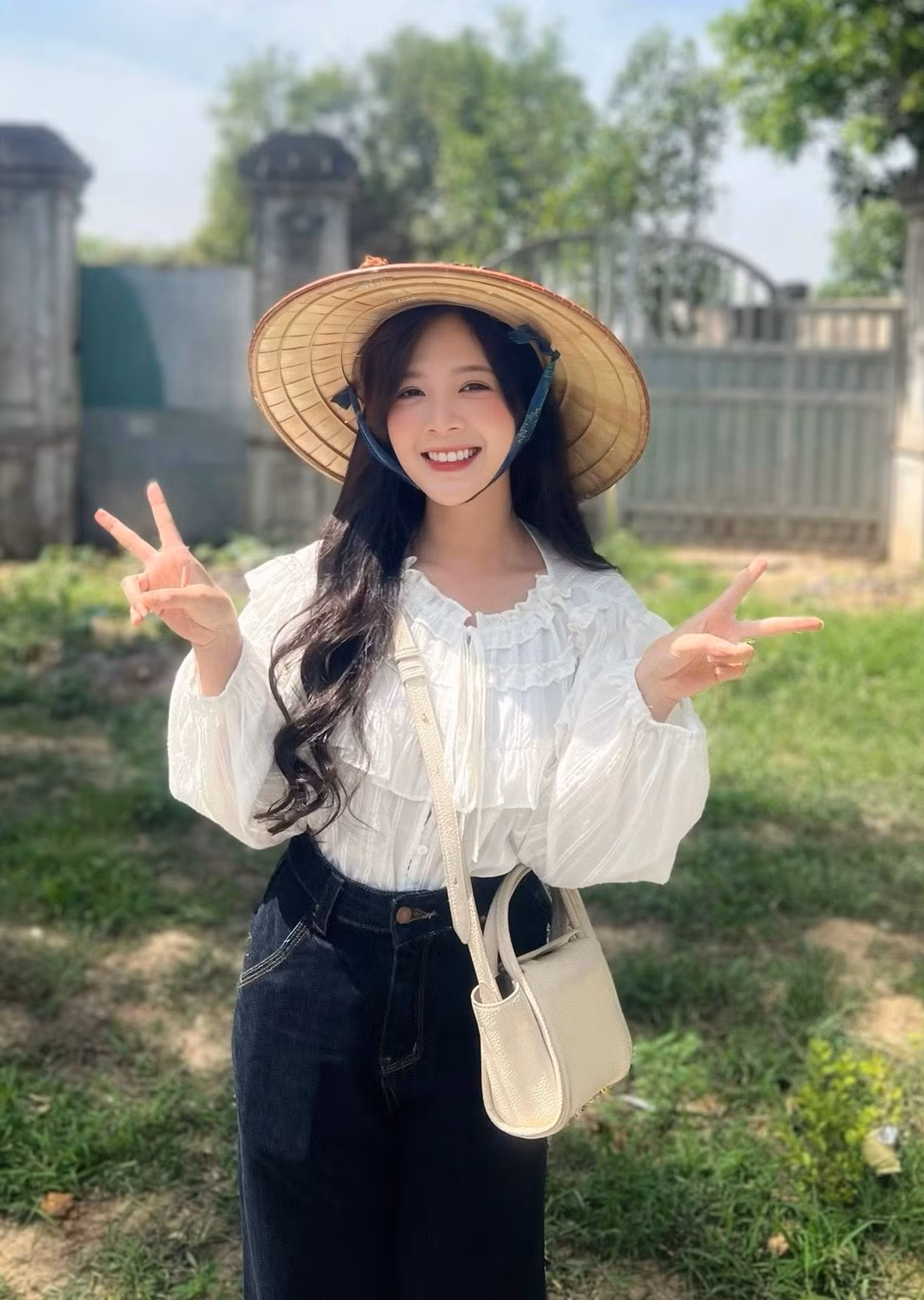 Dù năm nay đã 28 tuổi, Ngọc Huyền vào vai nữ sinh cấp 3 rất hợp trong "Cha tôi, người ở lại". Nhiều khán giả dành lời khen cho nữ diễn viên với diễn xuất tự nhiên, ngoại hình nhỏ nhắn, trẻ trung phù hợp với hình tượng nhân vật là học sinh cấp 3. Ảnh: FB Nguyễn Hoàng Ngọc Huyền