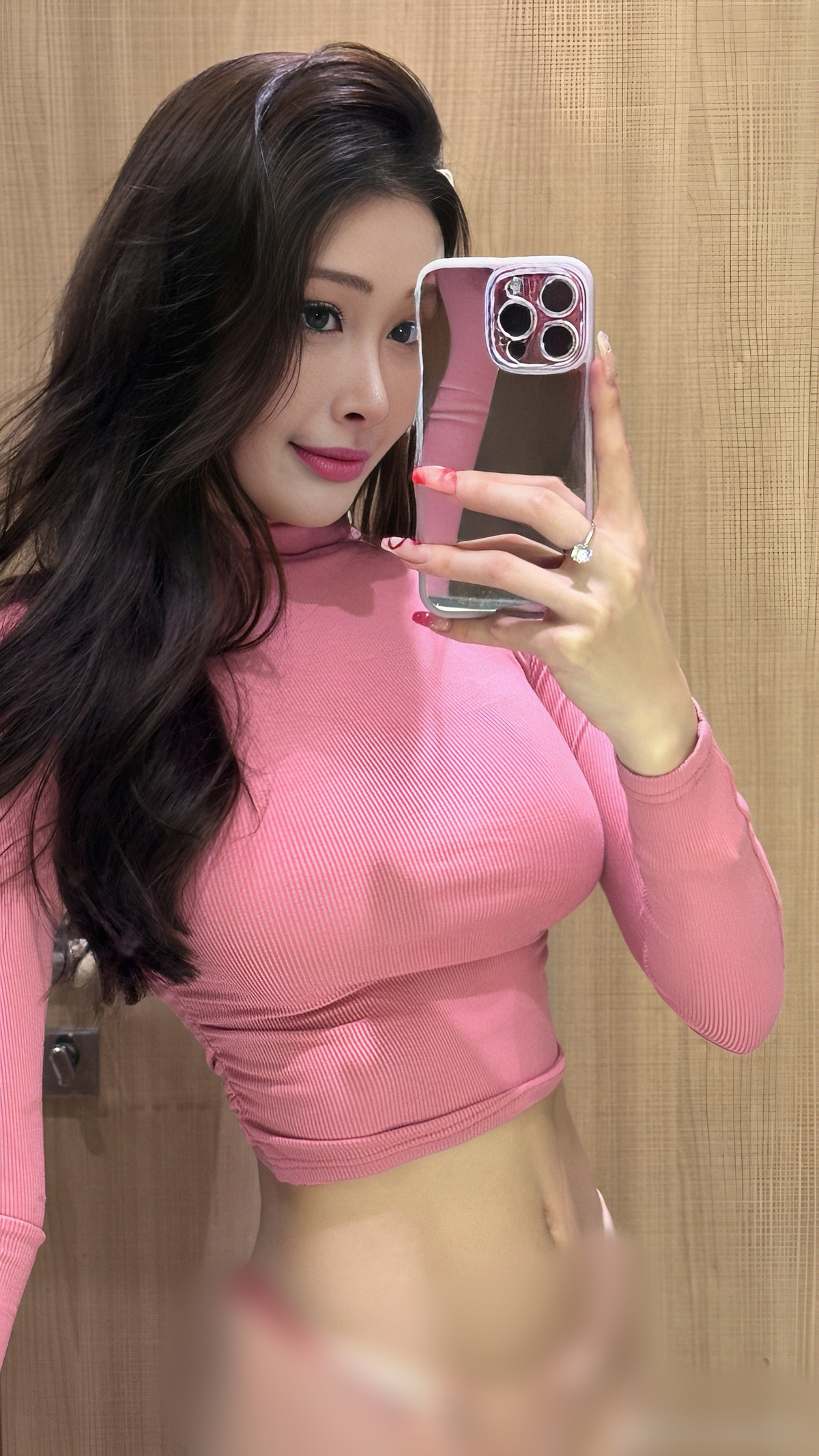 Cô thường sử dụng các màu sắc nổi bật, làm tôn lên làn da trắng ngần. Ảnh: IGNV