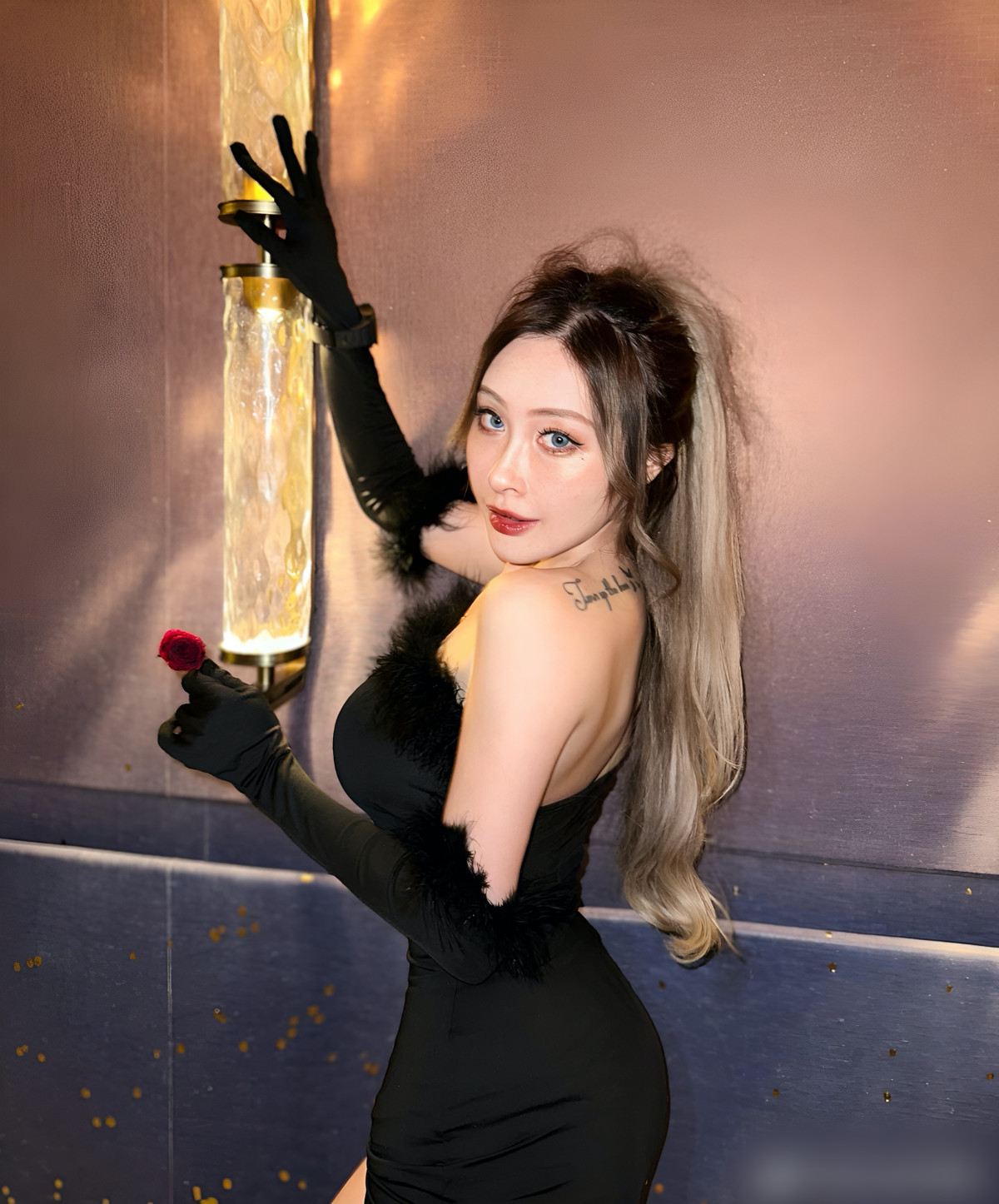 Cô thường xuyên xuất hiện trong những bộ trang phục khoe trọn đường cong cơ thể.