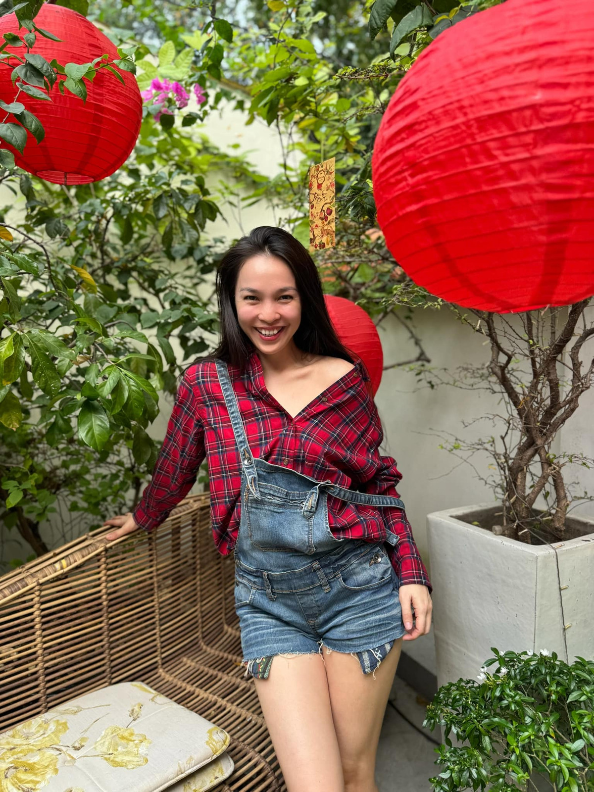 Dù đã bước sang tuổi 43, cô vẫn giữ được làn da căng mịn, vóc dáng thon gọn và nụ cười tươi tắn. Ảnh: FB Hien Thuc