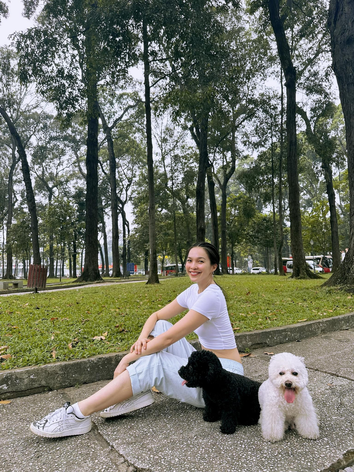 Ở tuổi 43, nữ ca sĩ vẫn giữ được ngoại hình tươi trẻ đến mức khó tin. Từ thần thái, nụ cười rạng rỡ, đến làn da căng bóng và suối tóc đen nhánh đều khiến nhiều người ngưỡng mộ. Ảnh: FB Hien Thuc