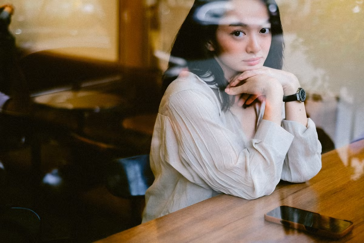 Diễn viên Kaity Nguyễn diện đồ đơn giản, dạo chơi tại metro Bến Thành - Suối Tiên ngày đầu năm. Ảnh: FB Kaity Nguyen