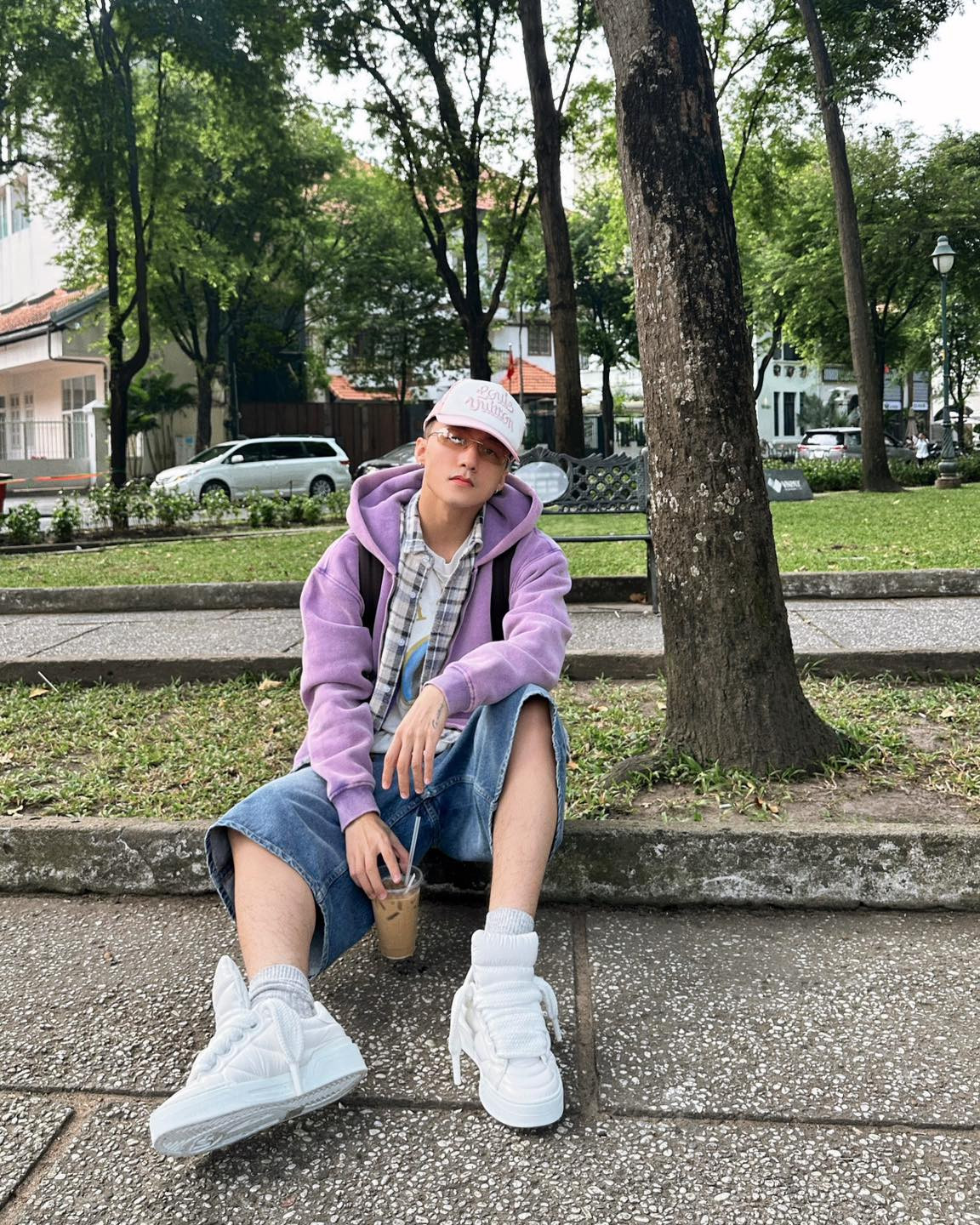 Sơn Tùng M-TP giữ lời hứa, gây sốt khi uống cà phê bệt cạnh Nhà thờ Đức Bà. Ảnh: FB M-TP