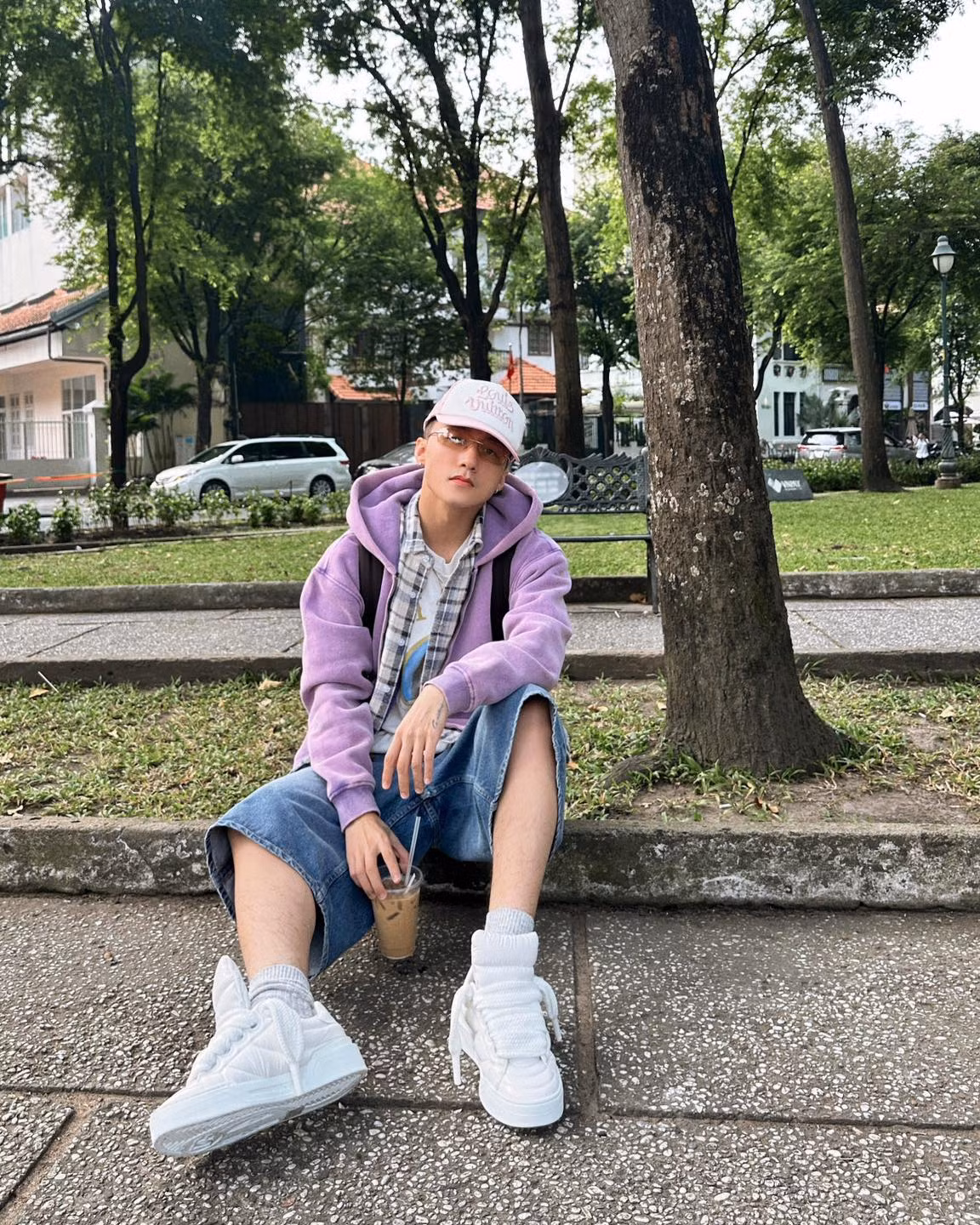 Sơn Tùng M-TP giữ lời hứa, gây sốt khi uống cà phê bệt cạnh Nhà thờ Đức Bà. Ảnh: FB M-TP