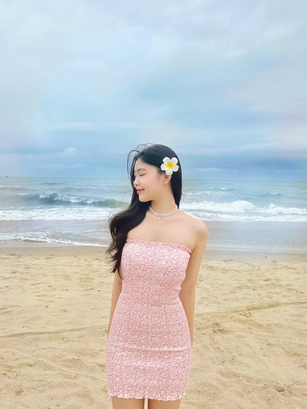 Vốn yêu thích sự nhẹ nhàng, cô nàng không thiếu những chiếc đầm hoa nhí từ ôm sát đến xoè rộng. Ảnh: FB Mai Thảo Linh