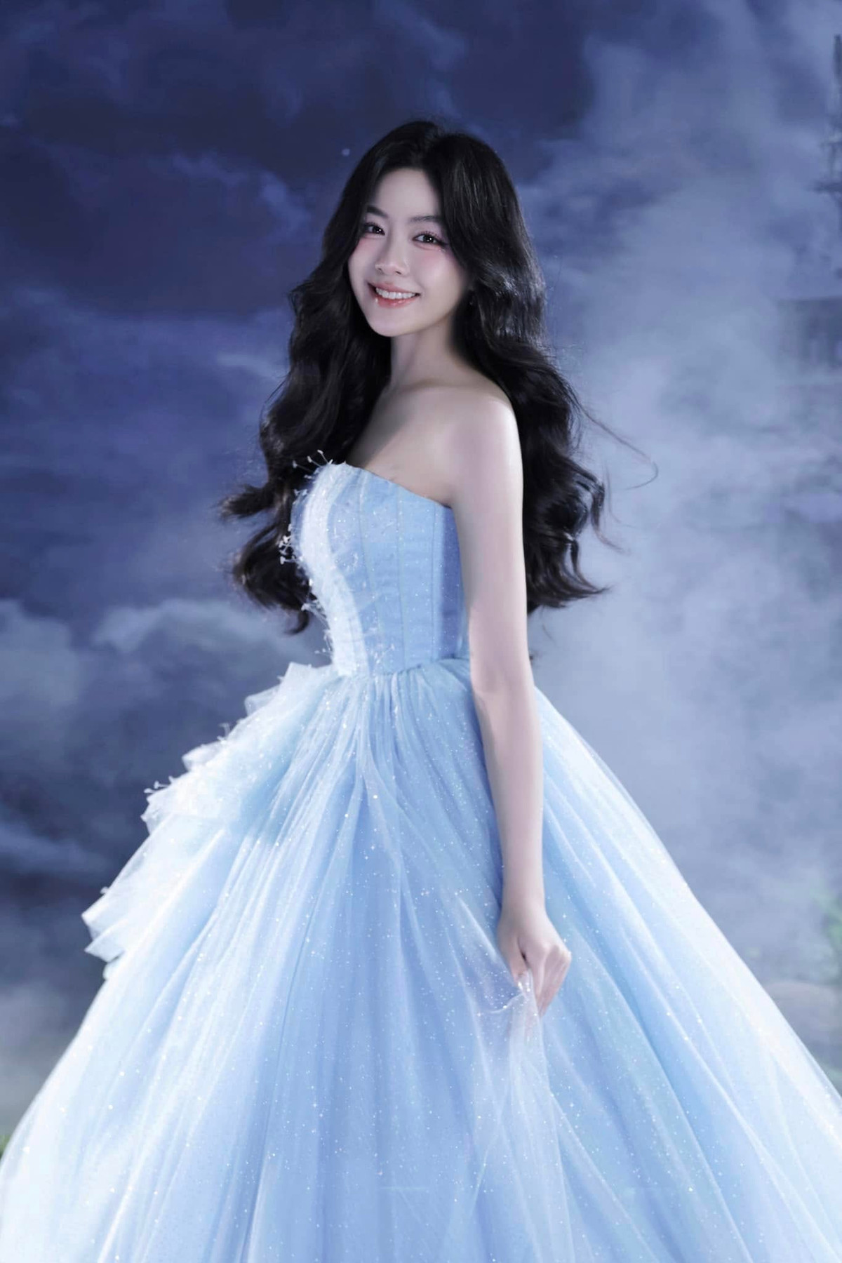 Con gái của MC Quyền Linh tiết lộ, phong cách "kẹo ngọt" quá đỗi quen thuộc nên cô muốn "đổi gió", nhưng vẫn giữ nét thuần khiết vốn có của mình. Ảnh: FB Mai Thảo Linh