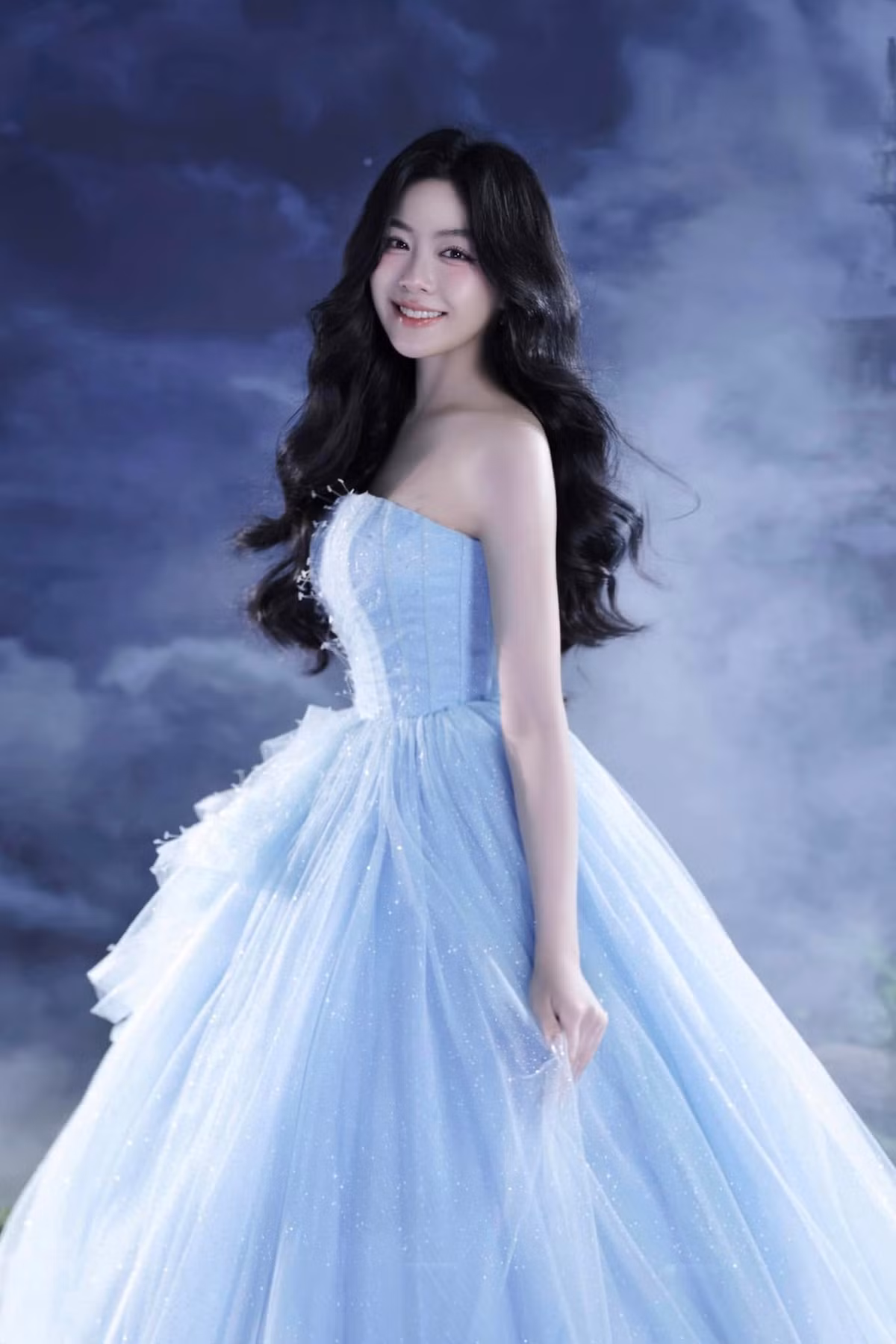 Con gái của MC Quyền Linh tiết lộ, phong cách "kẹo ngọt" quá đỗi quen thuộc nên cô muốn "đổi gió", nhưng vẫn giữ nét thuần khiết vốn có của mình. Ảnh: FB Mai Thảo Linh