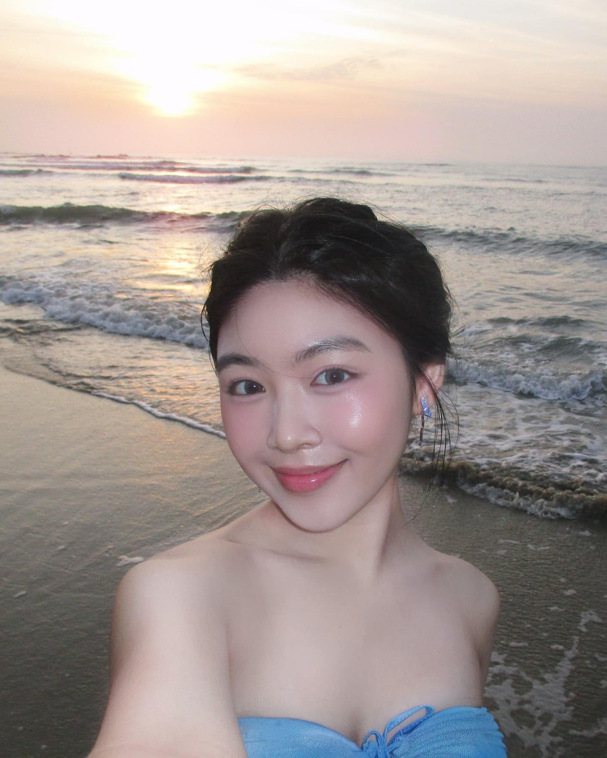 Váy, áo cúp ngực là những món đồ thường thấy gần đây của Lọ Lem. Ảnh: FB Mai Thảo Linh