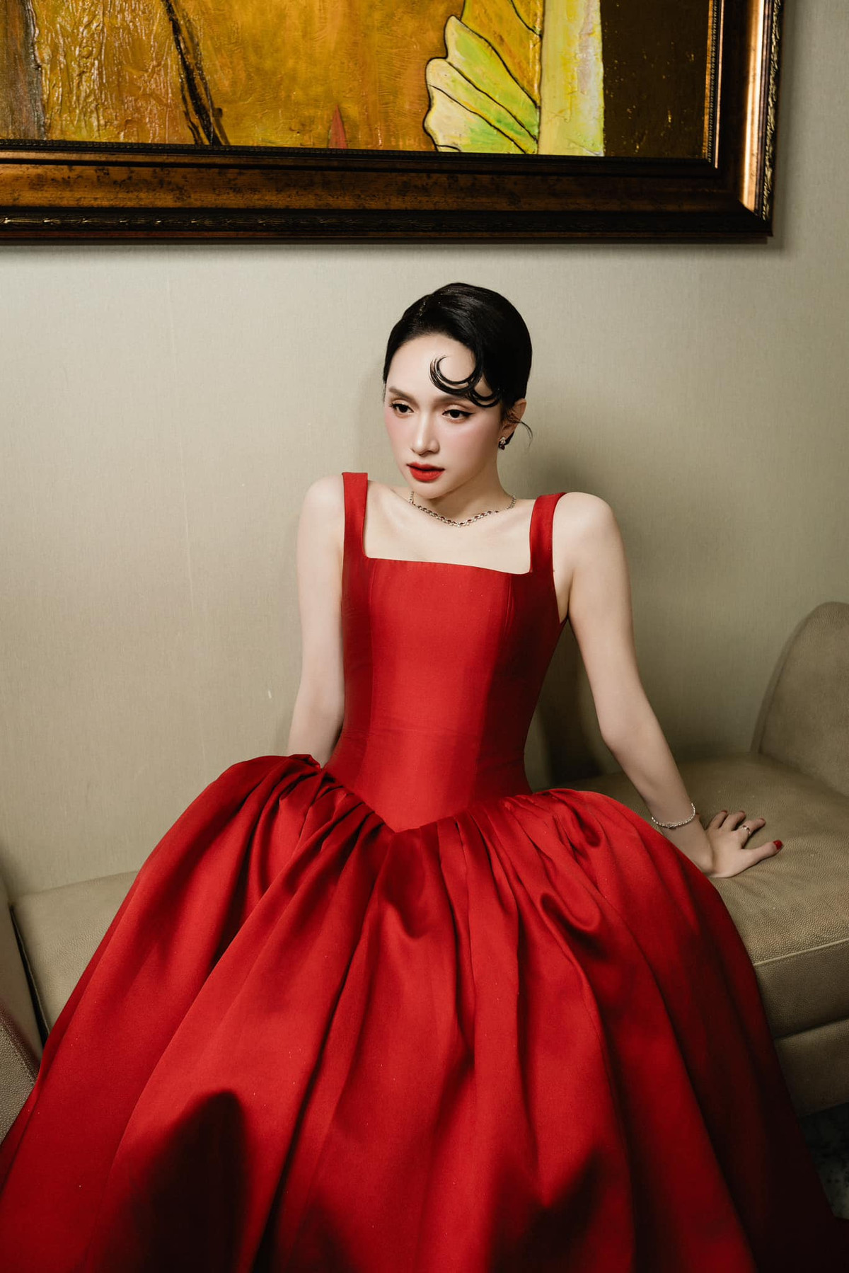 Hoa hậu Hương Giang diện váy đỏ xoè rộng, thiết kế hai dây làm tôn lên vẻ quyến rũ của cô. Ảnh: FB Nguyễn Hương Giang