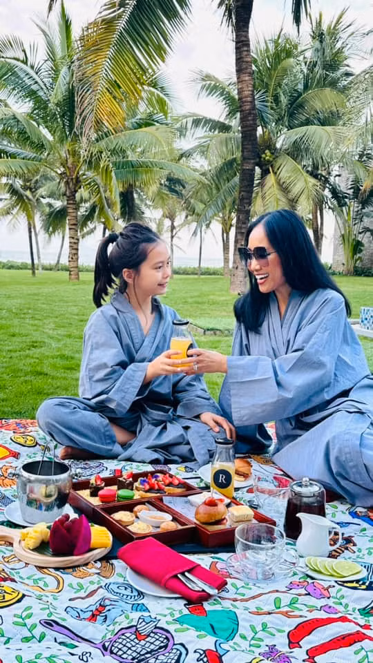 Đoan Trang đón buổi sáng bình yên bên con gái trong chuyến du lịch. Ảnh: FB Doan Trang