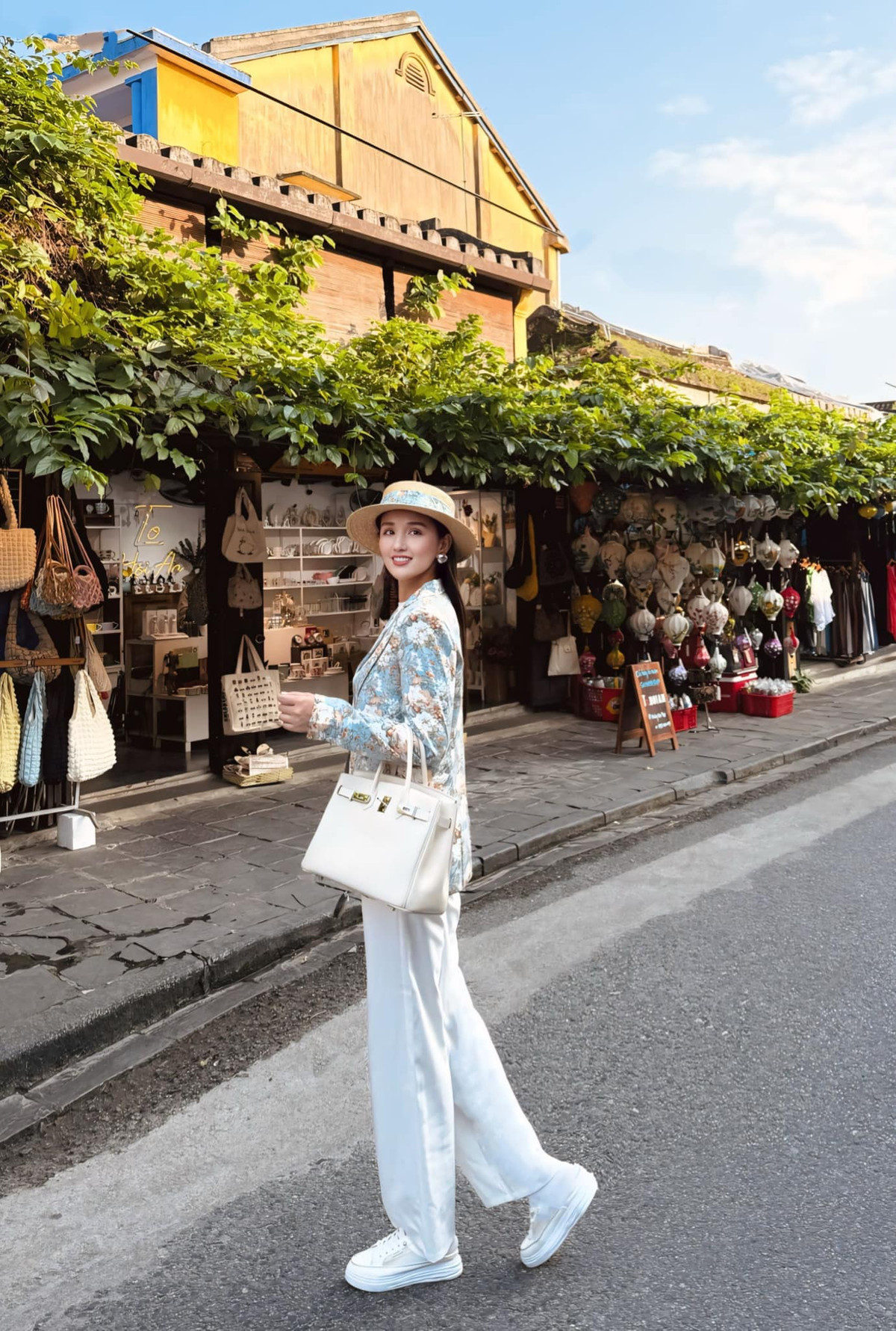Lã Thanh Huyền dạo chơi ở Hội An. Ảnh: FB Lã Thanh Huyền