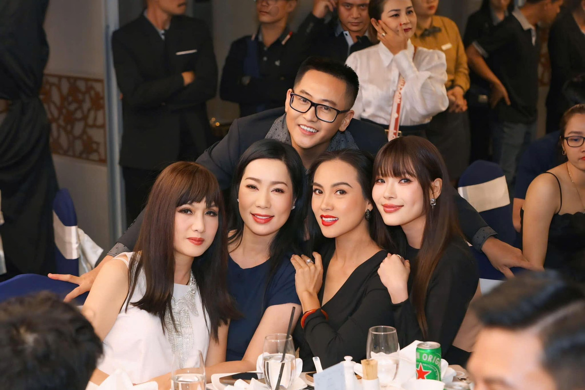 Thuý Diễm hội ngộ dàn diễn viên bộ phim Vật chứng mong manh sau 15 năm. Ảnh: FB Nguyễn Ngọc Thuý Diễm