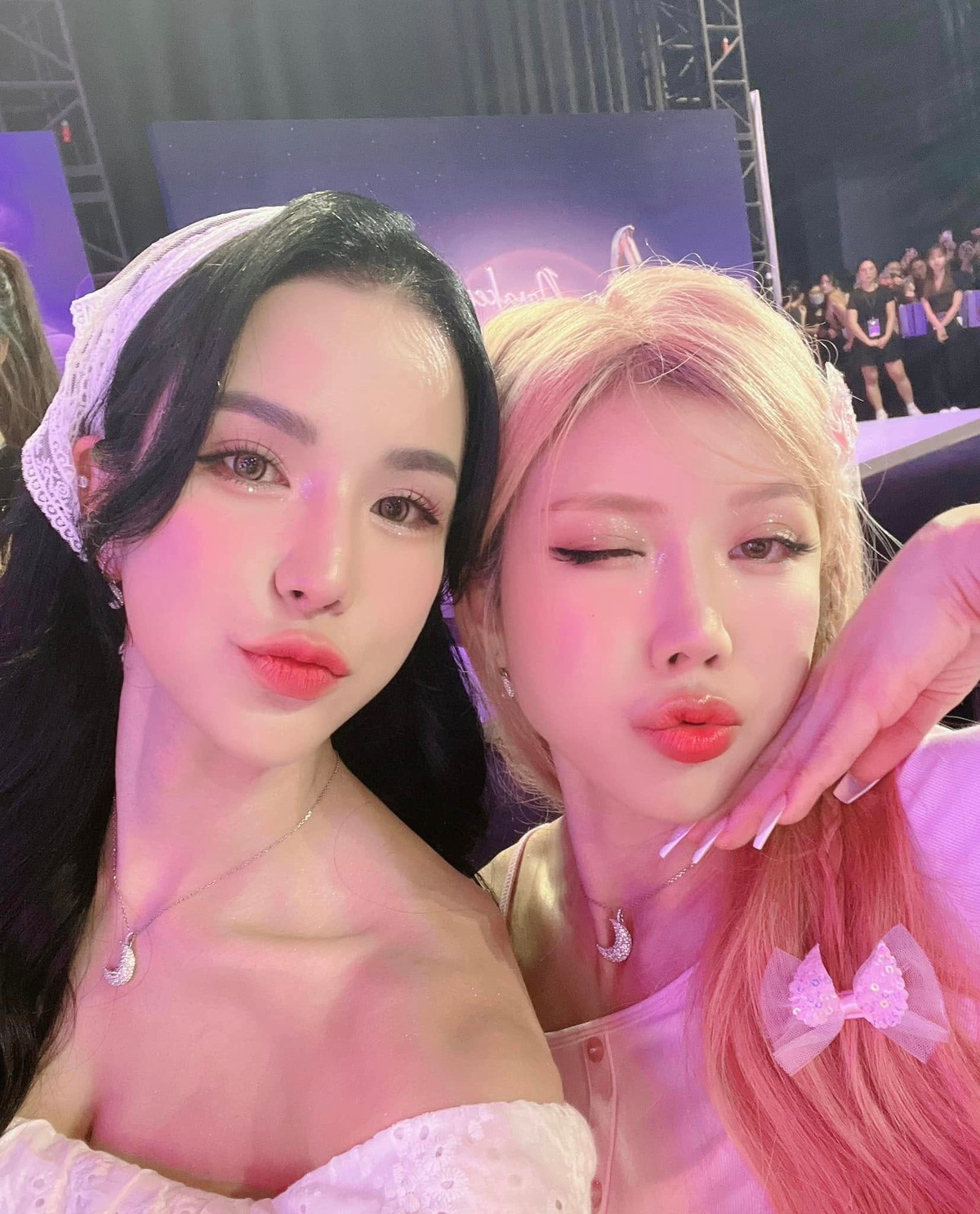 Diệp Lâm Anh chụp ảnh cùng Trang Pháp, 2 người đẹp khoe nhan sắc xinh tươi, trẻ trung. Ảnh: FB Diệp Lâm Anh