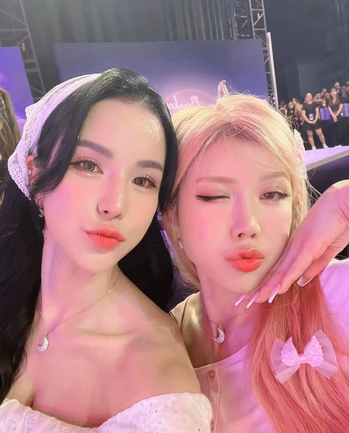 Diệp Lâm Anh chụp ảnh cùng Trang Pháp, 2 người đẹp khoe nhan sắc xinh tươi, trẻ trung. Ảnh: FB Diệp Lâm Anh