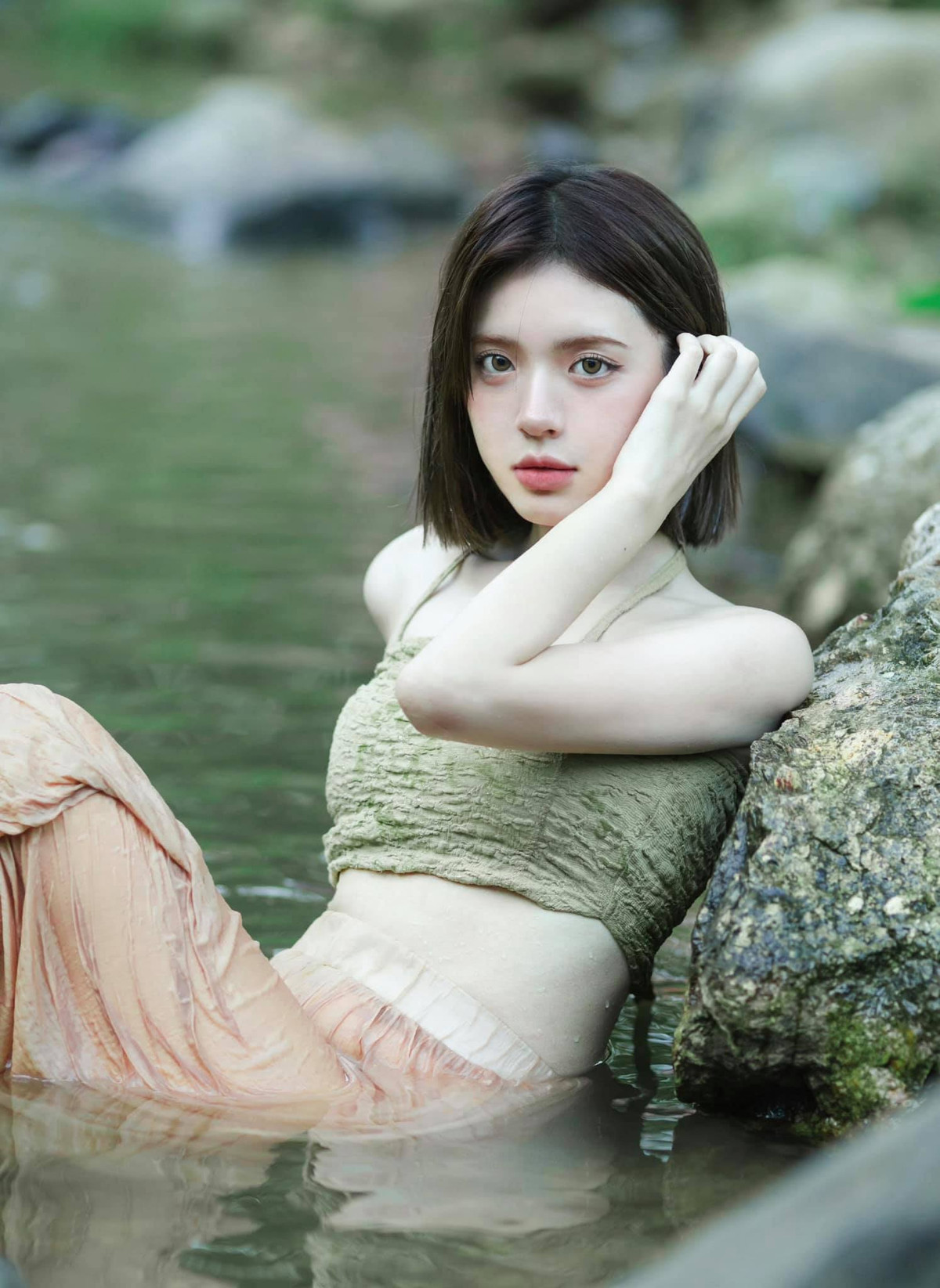 Nana, dù chỉ mới 18 tuổi, đã là một gương mặt quen thuộc trong giới người mẫu tự do và cộng đồng blogger làm đẹp, thời trang tại Trung Quốc.