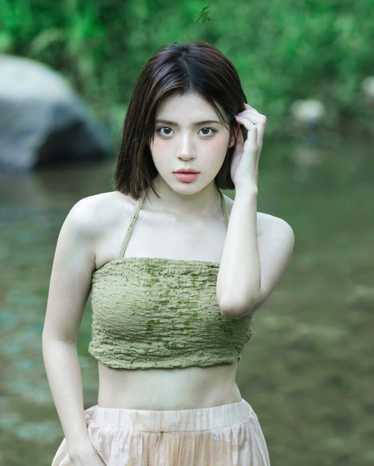 Diện trang phục yếm mỏng manh, Nana khoe trọn vóc dáng gợi cảm, đặc biệt khi làn nước trong veo làm nổi bật những đường cong quyến rũ của cô.