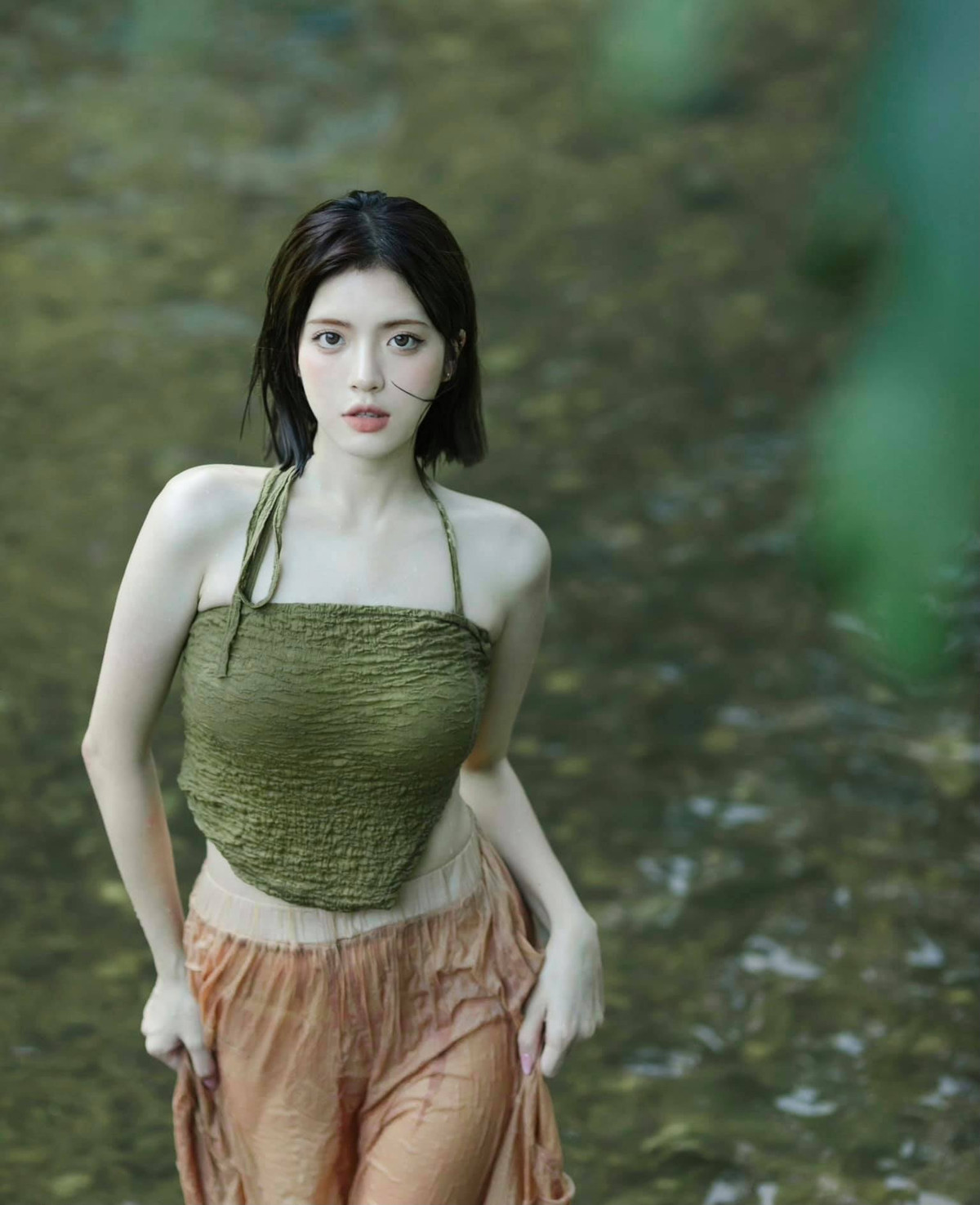 Lựa chọn trang phục yếm mỏng manh, hở lưng, Nana tự tin khoe trọn bờ vai thon thả, tấm lưng ong quyến rũ và vòng eo "con kiến" đáng mơ ước.