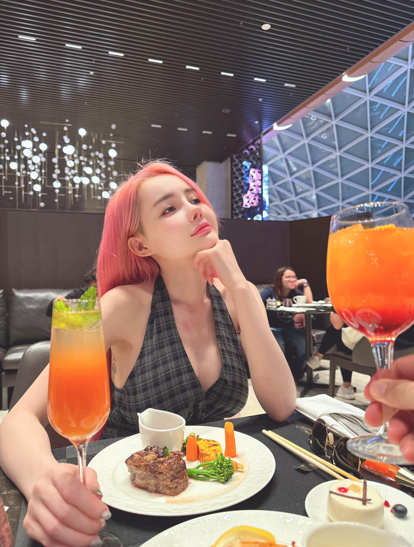 Việc phẫu thuật thẩm mỹ để hoàn thiện nhan sắc là quyền của mỗi người. Tuy nhiên, việc lạm dụng "dao kéo" như Ngân 98 lại khiến nhiều người lo ngại. Ảnh: FB DJ NGÂN 98