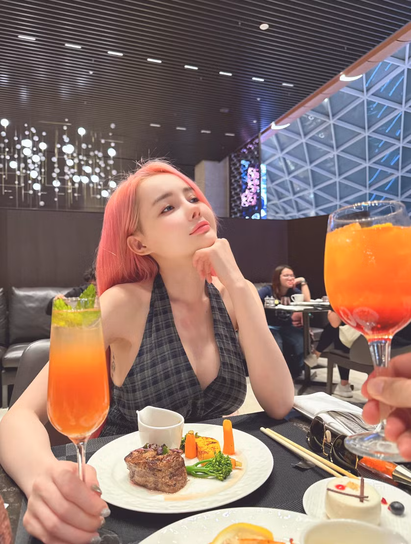 Việc phẫu thuật thẩm mỹ để hoàn thiện nhan sắc là quyền của mỗi người. Tuy nhiên, việc lạm dụng "dao kéo" như Ngân 98 lại khiến nhiều người lo ngại. Ảnh: FB DJ NGÂN 98