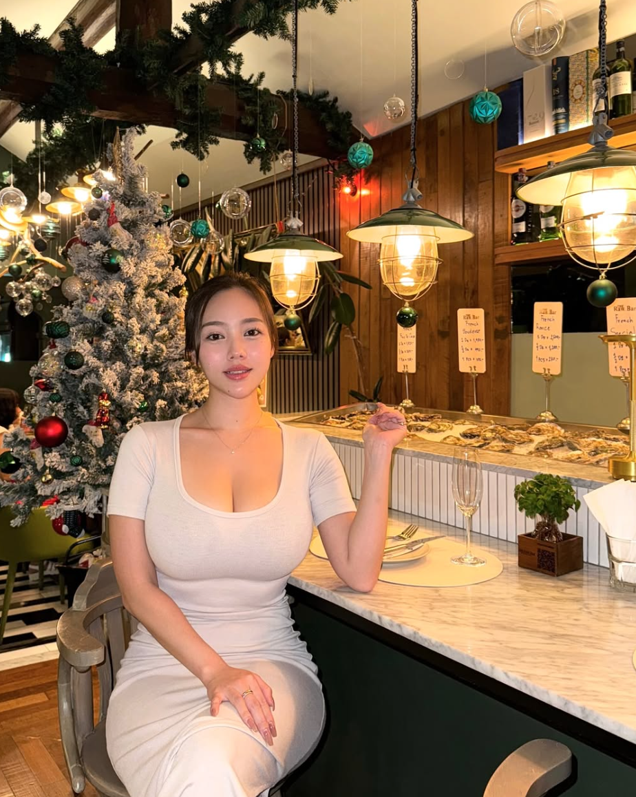 Không chỉ sở hữu thân hình gợi cảm, Vivianelee còn biết cách tôn lên vẻ đẹp của mình bằng những bộ trang phục táo bạo.