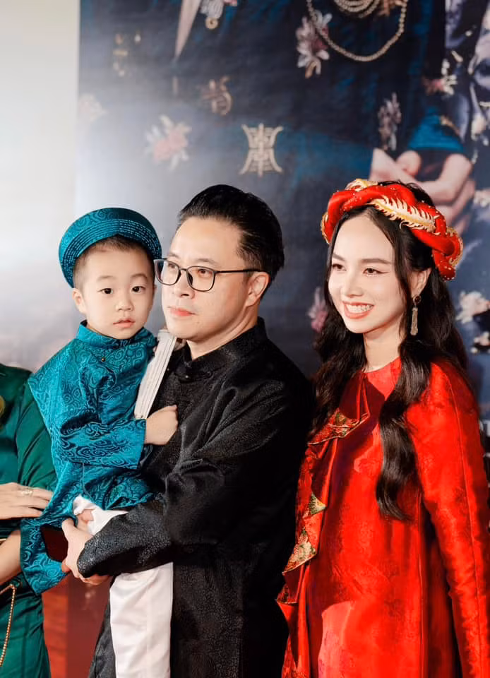 Không chỉ cùng đồng hành để tạo ra nhiều tác phẩm hay, cặp đôi còn khiến nhiều người ngưỡng mộ bởi cuộc sống hôn nhân viên mãn trong nhiều năm qua. Ảnh: FB Victor Vu