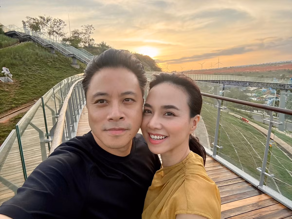 Victor Vũ - Đinh Ngọc Diệp cũng là cặp đôi được yêu thích trong làng phim Việt. Những tác phẩm mang dấu ấn của Victor Vũ có thể kể đến: Cô dâu đại chiến (2011), Tôi thấy hoa vàng trên cỏ xanh (2015), Người bất tử (2018), Mắt biếc (2019), Người vợ cuối cùng (2023)… Ảnh: FB Victor Vu