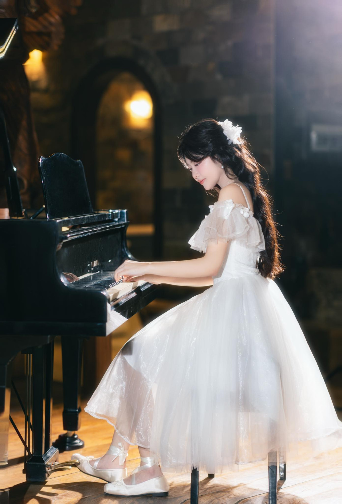 Mai Thảo Linh khoe nhan sắc rạng rỡ, thần thái thu hút khi tạo dáng múa ba lê hay ngồi chơi đàn piano. Ảnh: FB Mai Thảo Linh