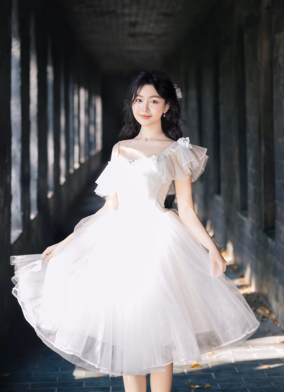 Chiếc váy voan mềm mại, gam màu pastel nhẹ nhàng càng tôn lên làn da trắng mịn và gương mặt thanh tú của cô nàng. Ảnh: FB Mai Thảo Linh