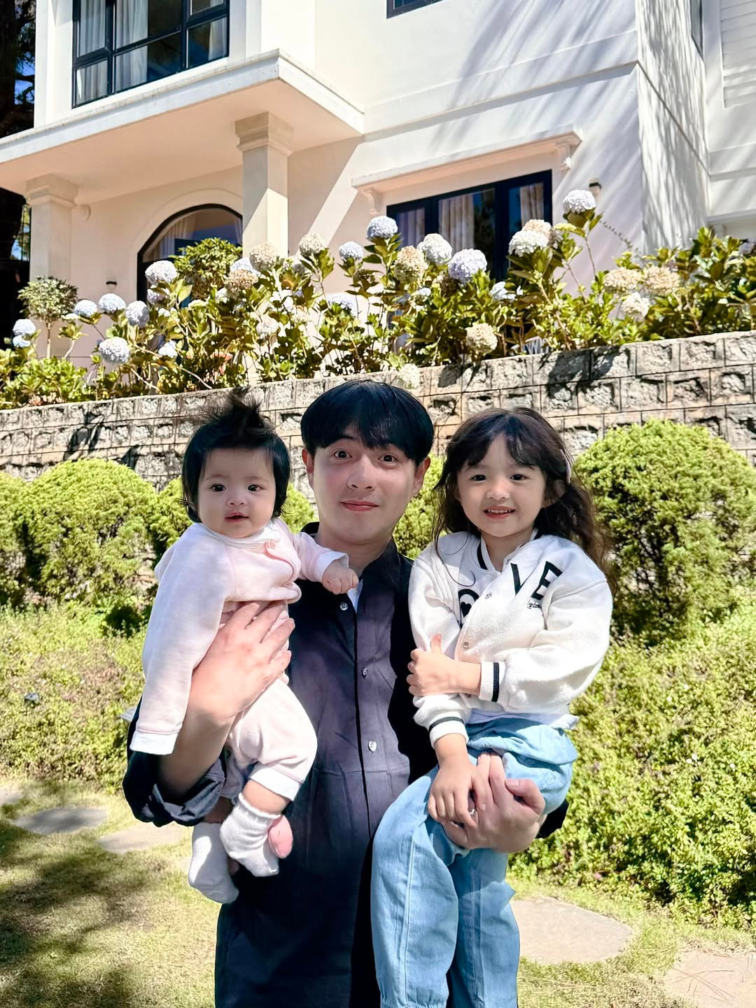 Ông Cao Thắng bế hai con đi chơi khi gia đình du xuân ở Đà Lạt. Ảnh: FB Ông Cao Thắng