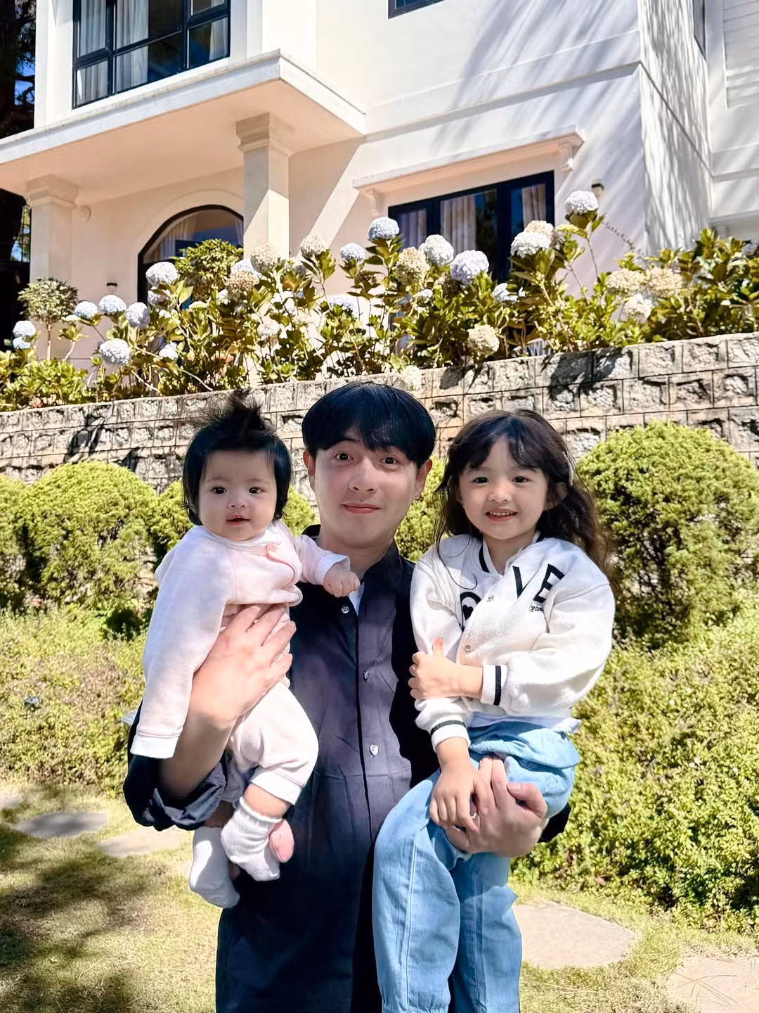 Ông Cao Thắng bế hai con đi chơi khi gia đình du xuân ở Đà Lạt. Ảnh: FB Ông Cao Thắng