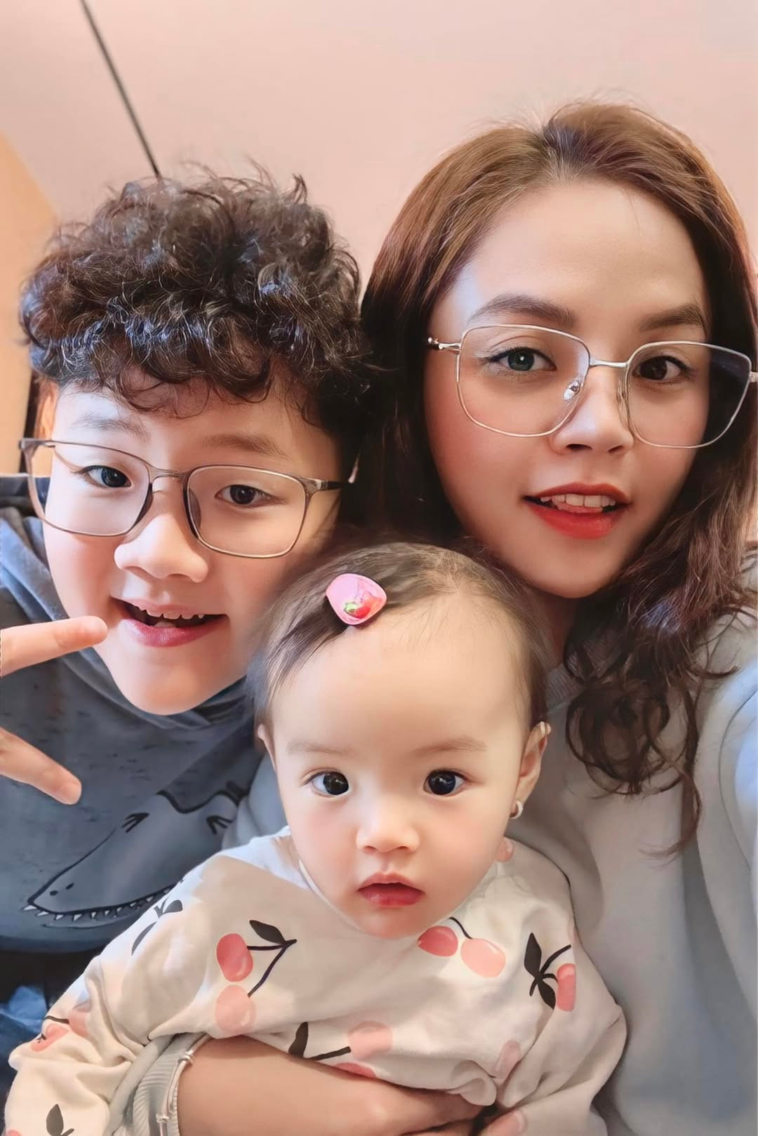 Diễn viên Thu Quỳnh khoe: "Hai cúp vàng ngày Thần Tài nhà mẹ Quỳnh đây chứ đâu ạ". Ảnh: FB Nguyễn Thu Quỳnh