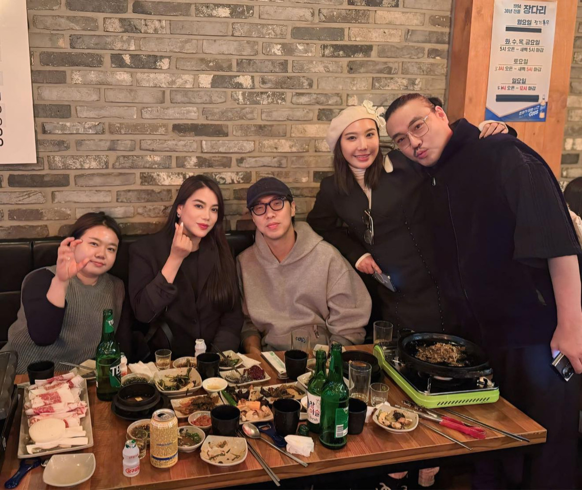 Diễn viên Trương Ngọc Ánh gặp gỡ các nhà sản xuất phim Hàn Quốc dịp đầu năm. Ảnh: FB Trương Ngọc Ánh