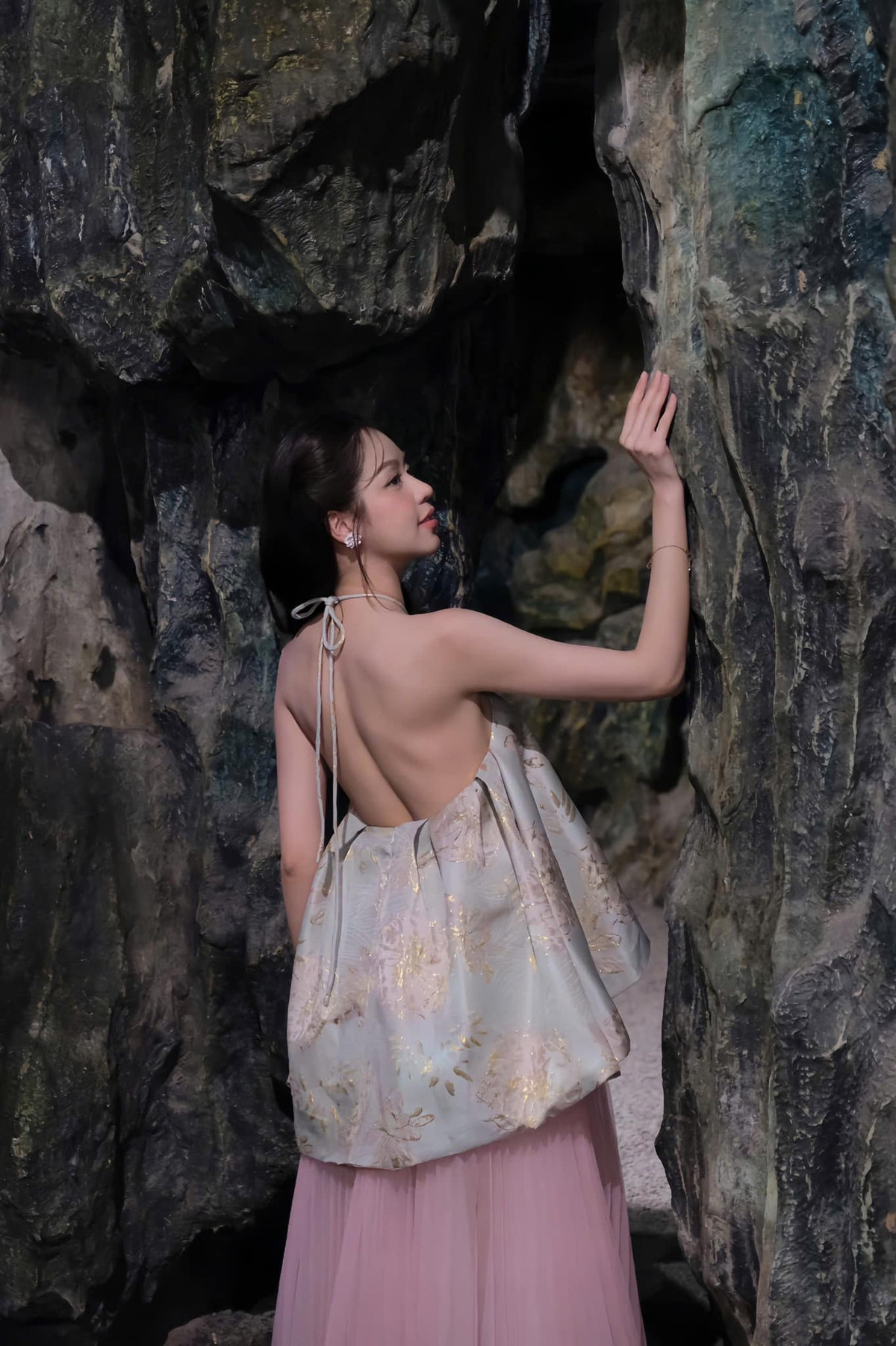 Hoa hậu Thanh Thuỷ khoe lưng trần gợi cảm với thiết kế yếm. Ảnh: FB Huỳnh Thị Thanh Thủy