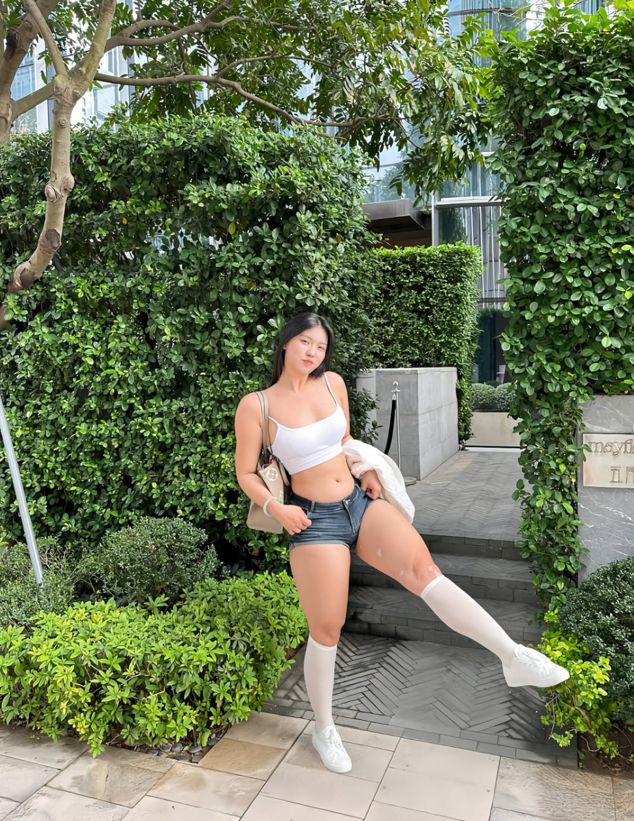 Sika Cheng là nữ người mẫu khá có tiếng tại Trung Quốc. Cô nàng sở hữu hơn 1,8 triệu người theo dõi trên Instagram.