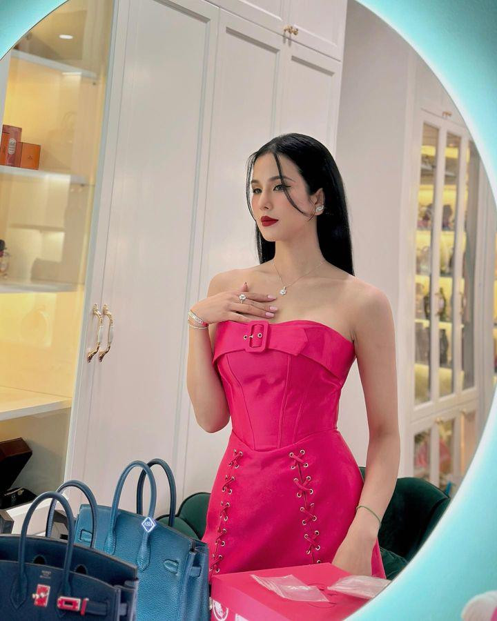 Trên người cô là những bộ cánh hàng hiệu đắt đỏ, cùng với đó là những món trang sức kim cương lấp lánh. Ảnh: FB Diep Lam Anh
