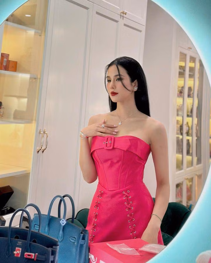 Trên người cô là những bộ cánh hàng hiệu đắt đỏ, cùng với đó là những món trang sức kim cương lấp lánh. Ảnh: FB Diep Lam Anh