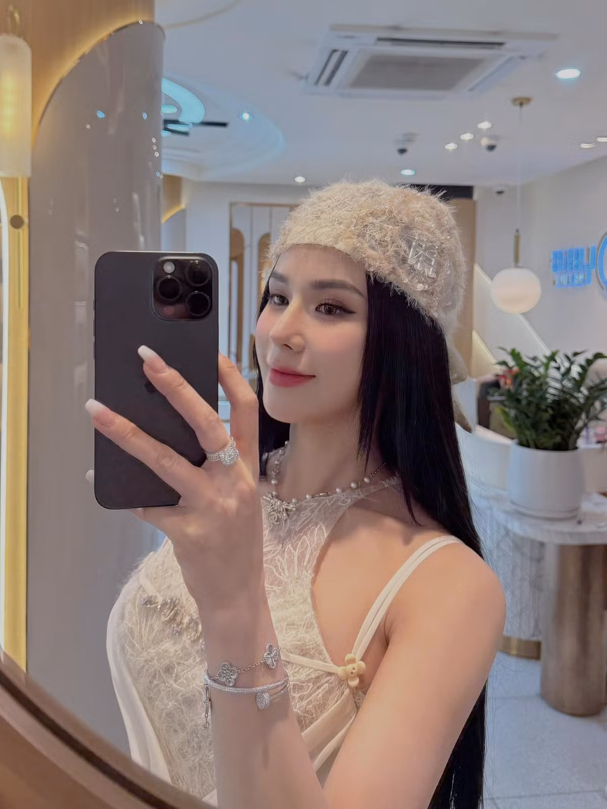 Không chỉ sở hữu nhan sắc xinh đẹp, cô còn được biết đến với vai trò là một vũ công, người mẫu, diễn viên và MC tài năng. Tuy nhiên, cuộc sống hôn nhân không mấy suôn sẻ đã khiến cô phải trải qua giai đoạn khó khăn. Ảnh: FB Diep Lam Anh