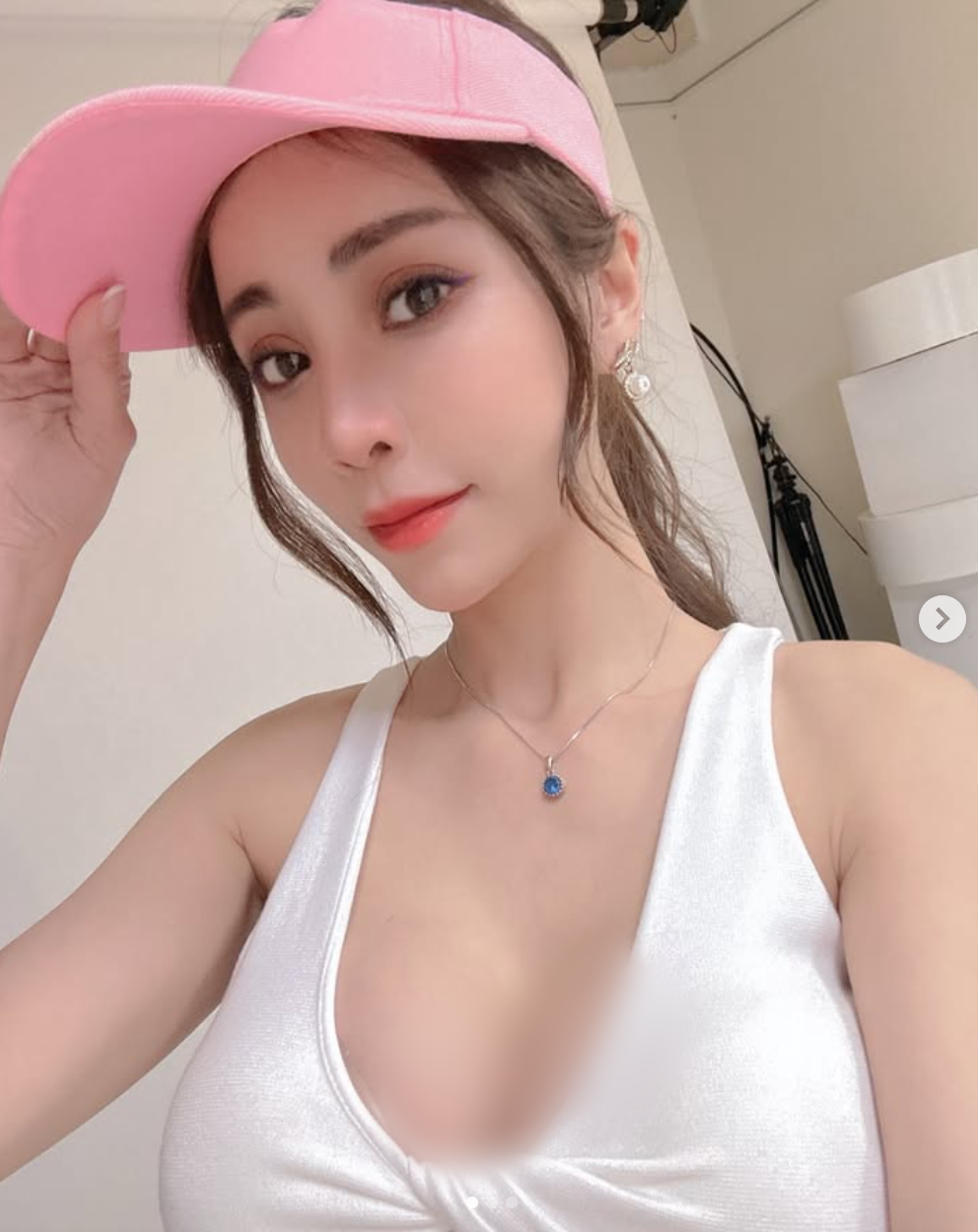 Angel Liya được mệnh danh là người đẹp không góc chết vì không chỉ xinh đẹp, cô nàng còn vô cùng nóng bỏng, gợi cảm.