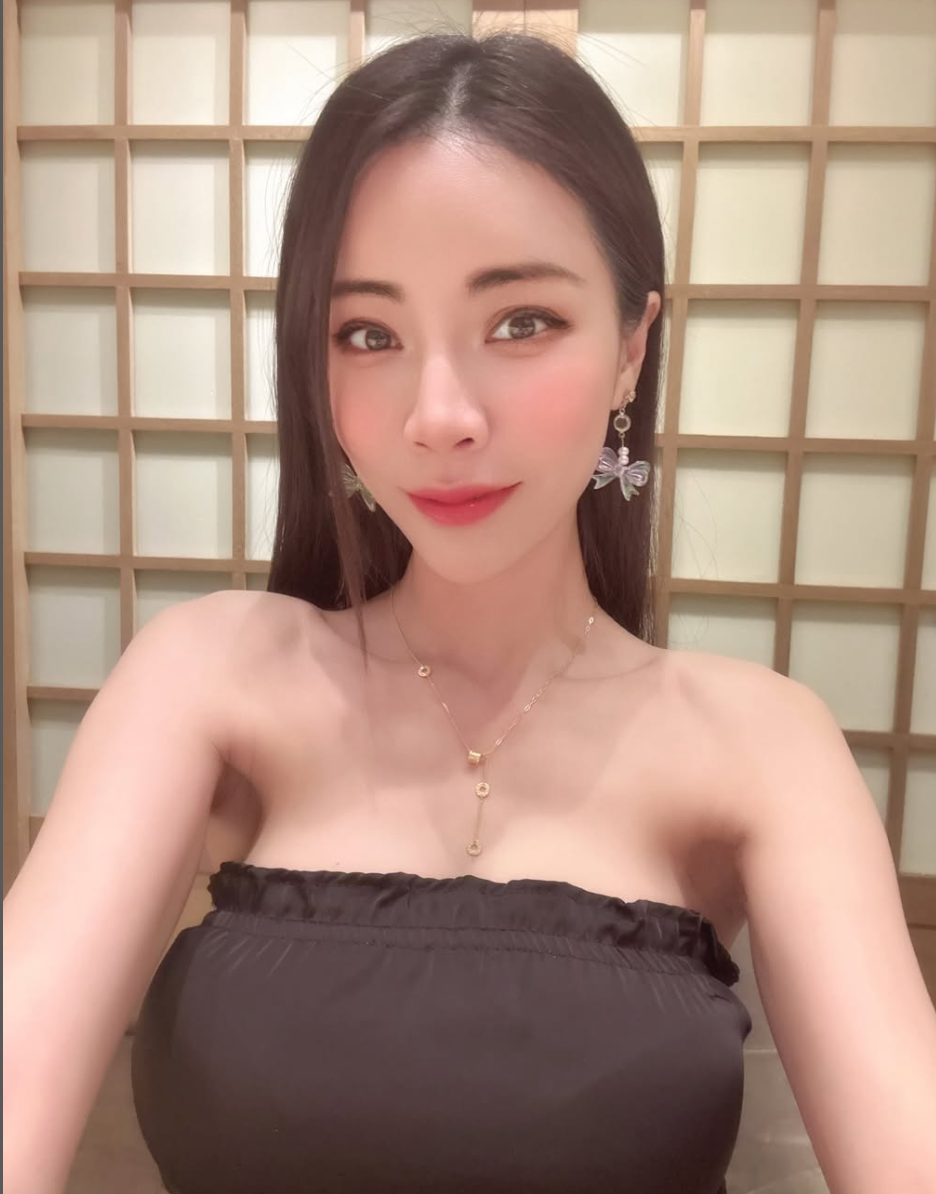 Angel Liya là mỹ nhân nổi tiếng người Trung Quốc. Cô nàng gây ấn tượng với những đường nét thanh tú và xinh đẹp, khuôn mặt trái xoan nhỏ nhắn, đôi mắt sâu quyến rũ.