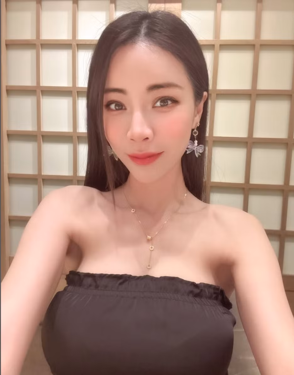 Angel Liya là mỹ nhân nổi tiếng người Trung Quốc. Cô nàng gây ấn tượng với những đường nét thanh tú và xinh đẹp, khuôn mặt trái xoan nhỏ nhắn, đôi mắt sâu quyến rũ.