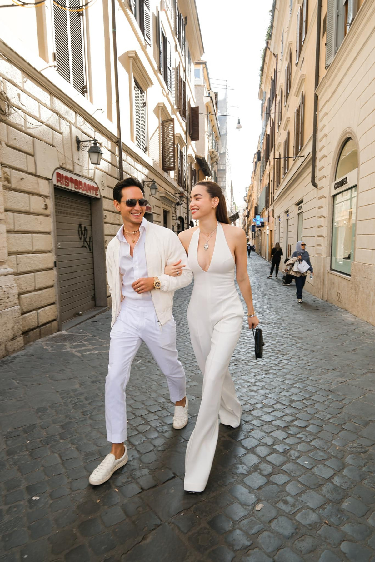 Cặp đôi thường xuyên xuất hiện cùng nhau với những bộ trang phục "ton sur ton" hoặc có sự tương đồng về phong cách. Ảnh: FB Ho Ngoc Ha