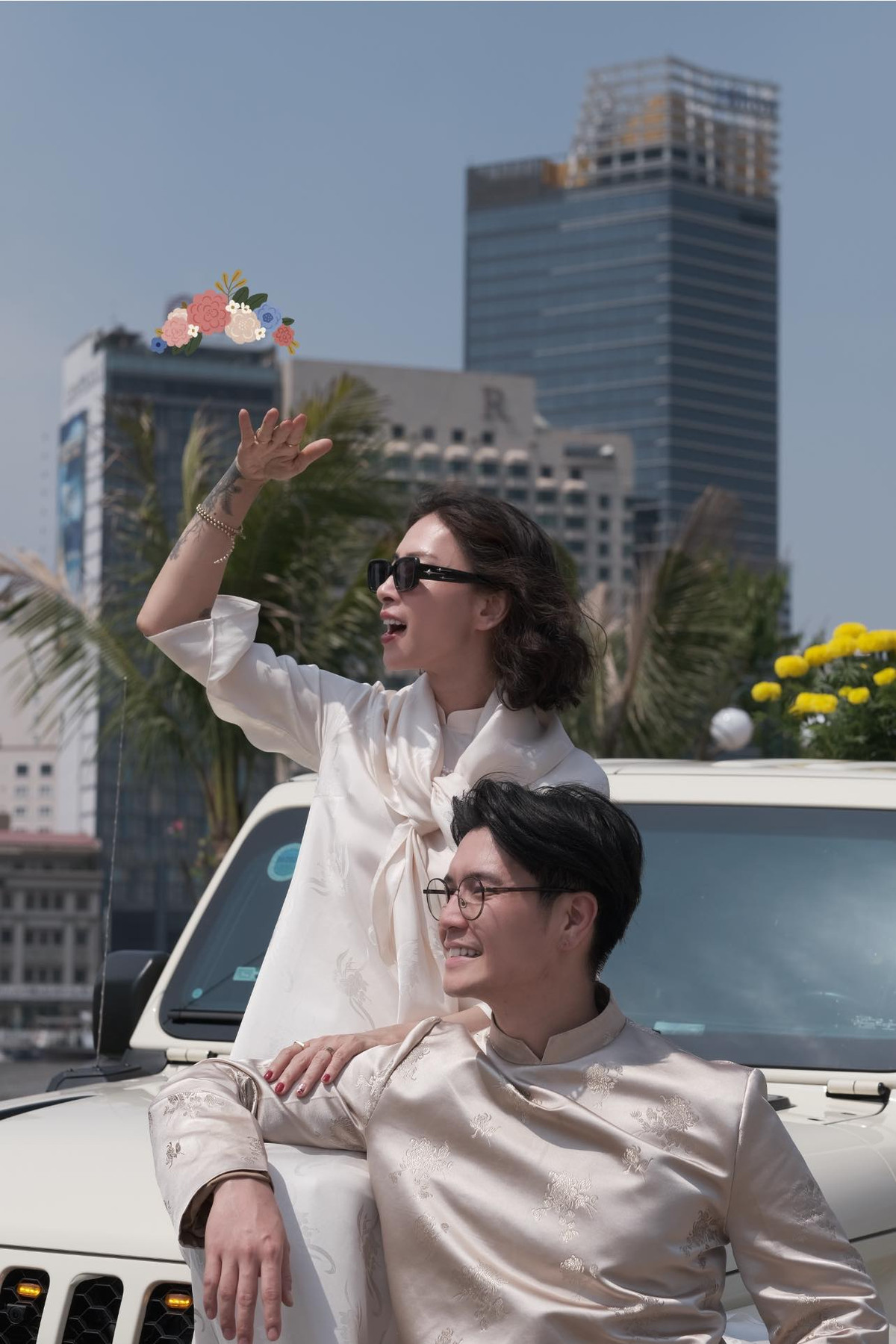 Cặp đôi nổi tiếng Vbiz thường xuyên "mix match" trang phục một cách hài hòa, tạo nên tổng thể ấn tượng và thu hút. Ảnh: FB Ngo Thanh Van