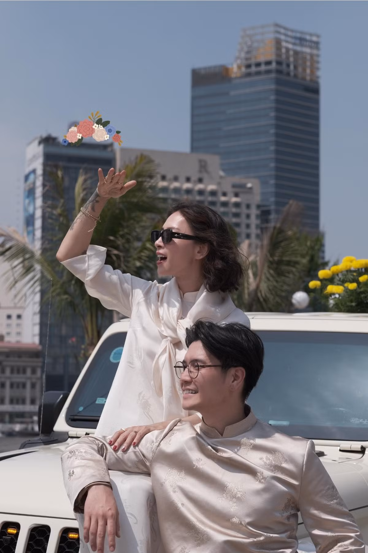 Cặp đôi nổi tiếng Vbiz thường xuyên "mix match" trang phục một cách hài hòa, tạo nên tổng thể ấn tượng và thu hút. Ảnh: FB Ngo Thanh Van