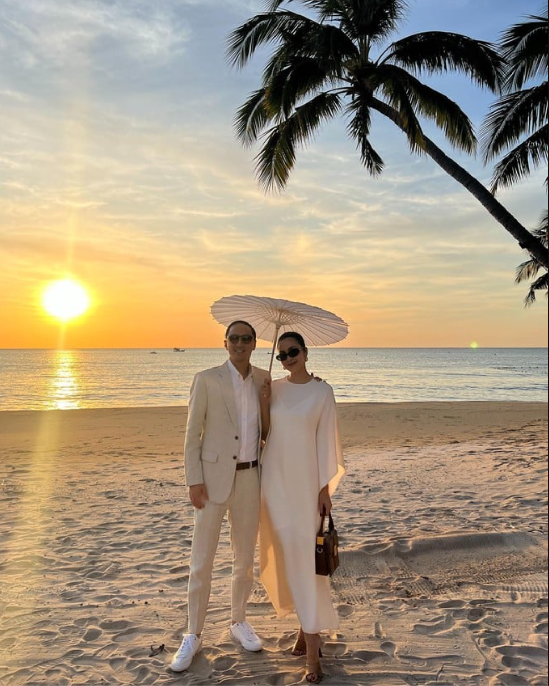 Cặp đôi thường lựa chọn những trang phục có tông màu trung tính, kiểu dáng đơn giản nhưng vẫn toát lên vẻ sang trọng và đẳng cấp. Ảnh: FB Tang Thanh Ha