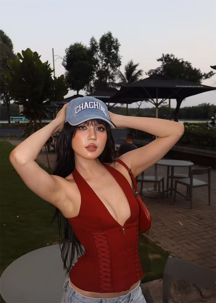 Trang phục này giúp người đẹp sinh năm 1989 khoe cả vòng 1 và vòng 2.