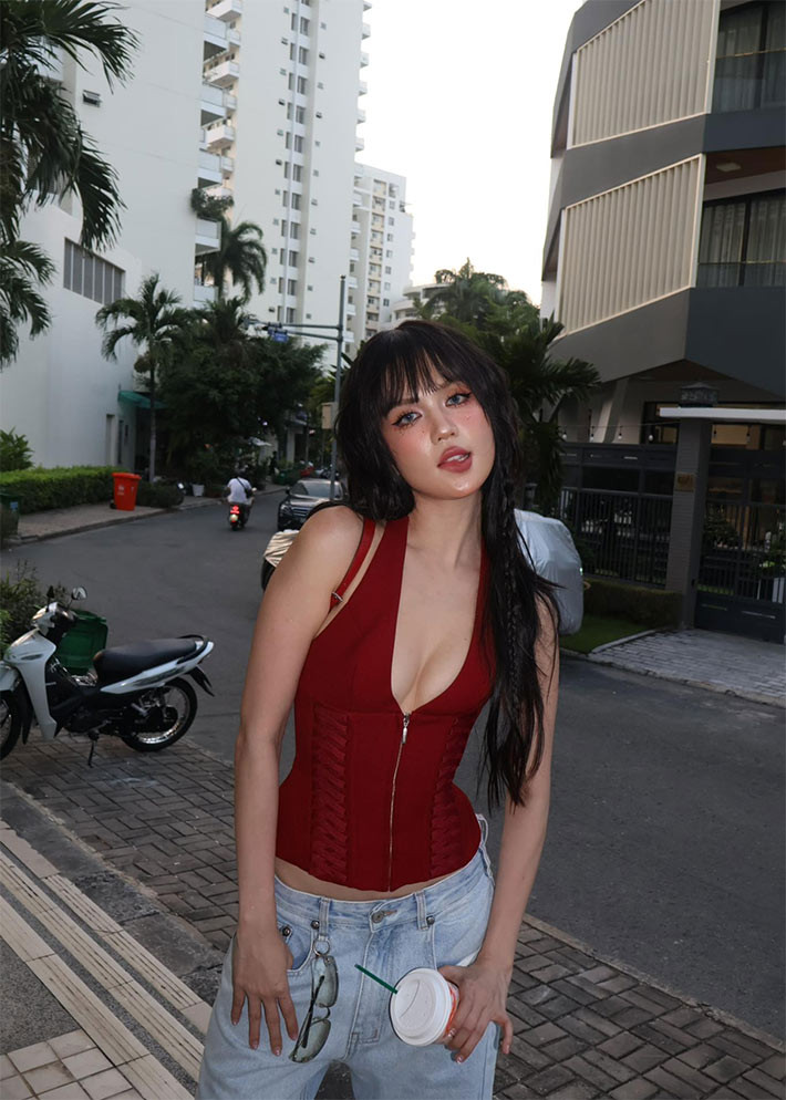 Nữ hoàng nội y mặc chiếc áo corset để lộ lấp ló vòng 1, kết hợp quần jeans đi dạo phố.